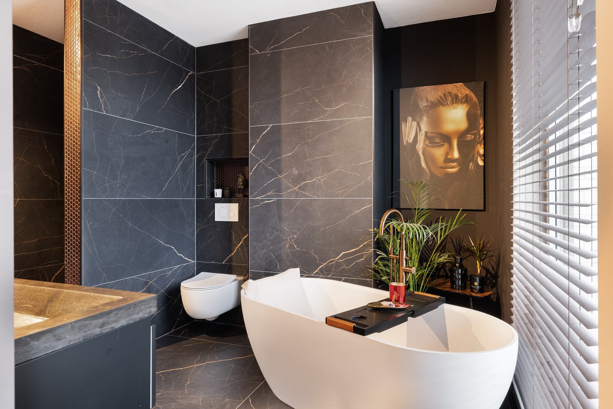 Badkamer met vrijstaand ligbad