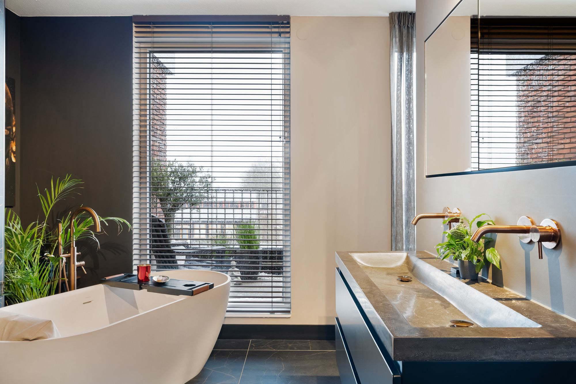 Badkamer met ligbad en dubbele wastafel