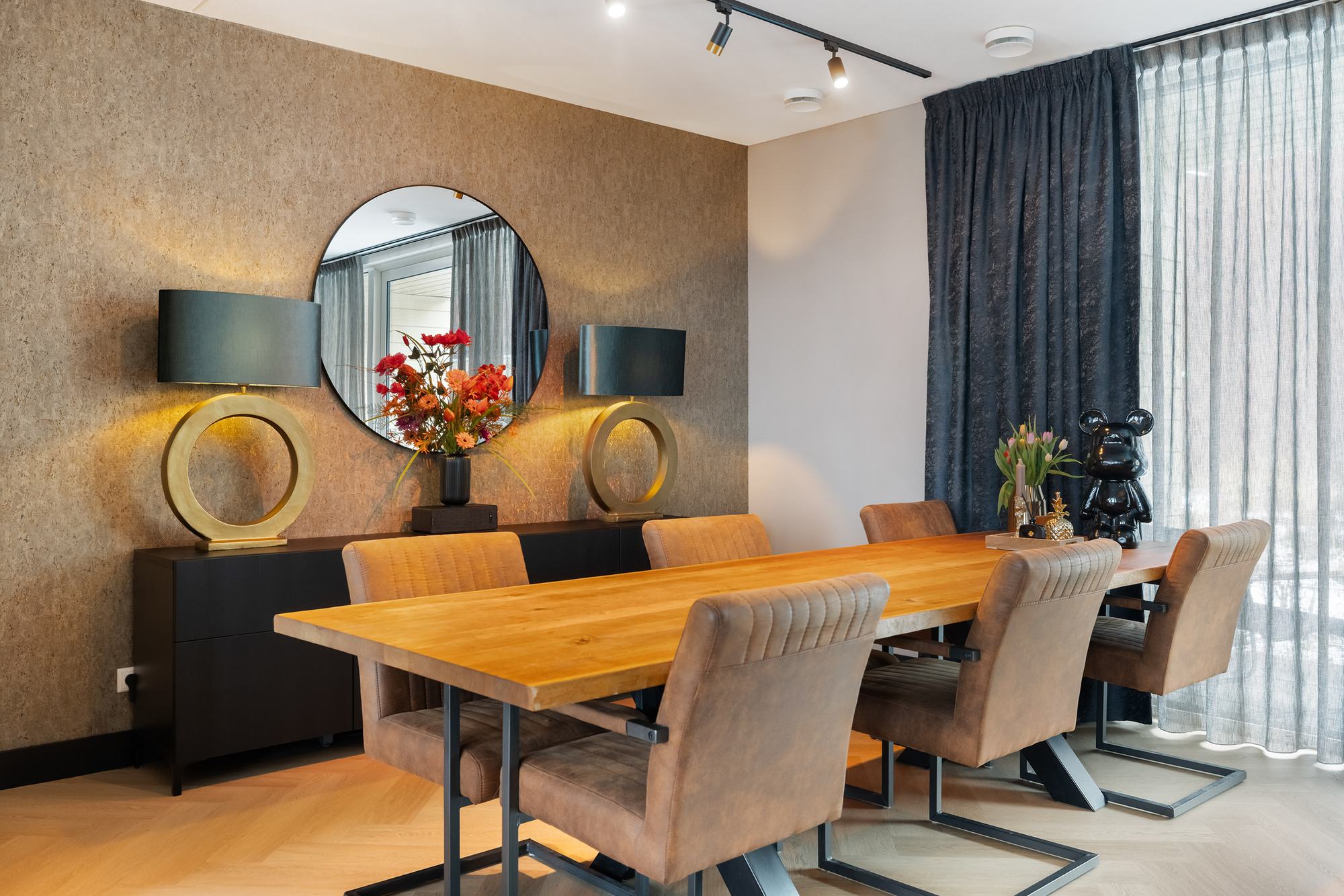 Eettafel met spiegel en sfeerlampen