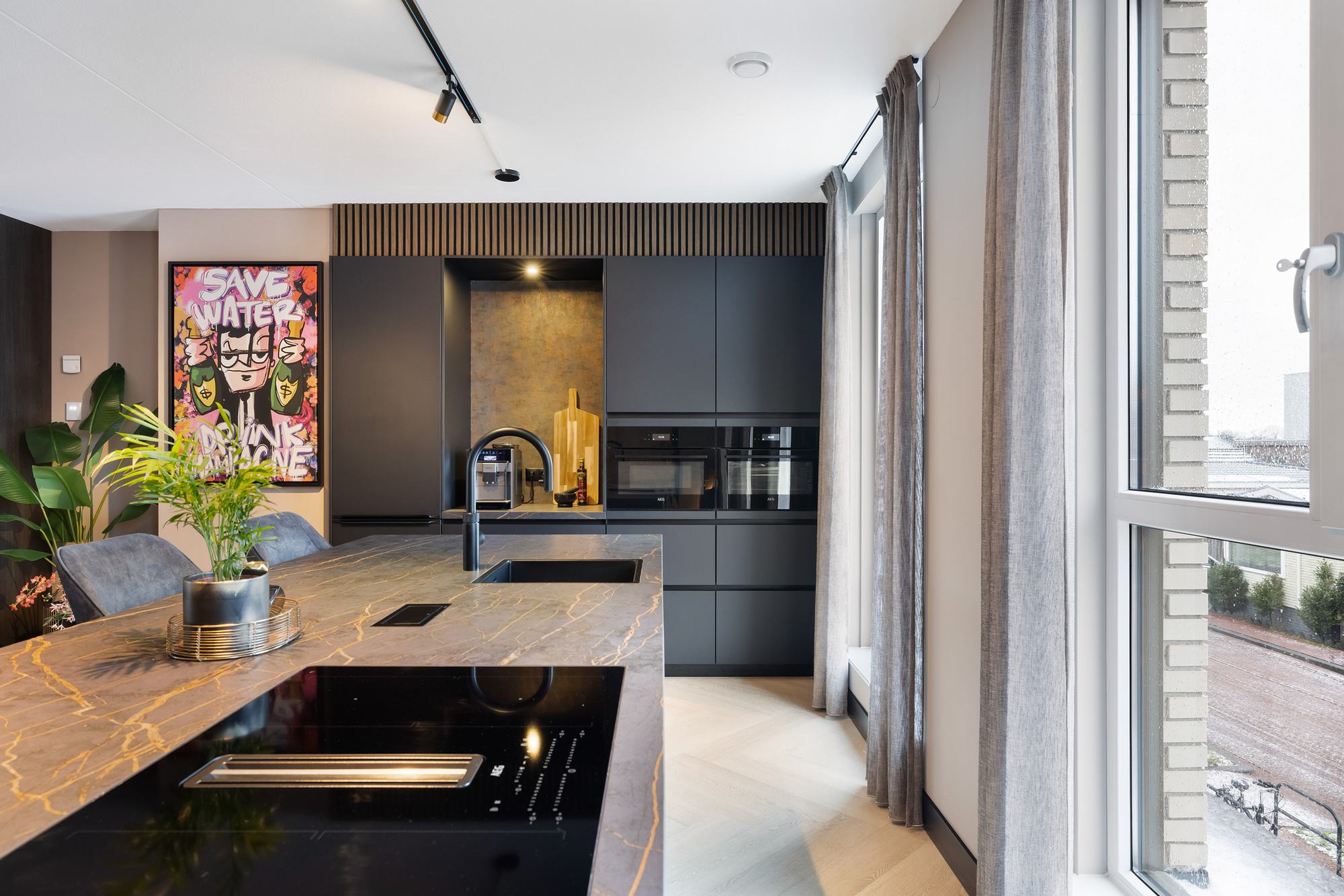 Keuken met eiland en kastenwand